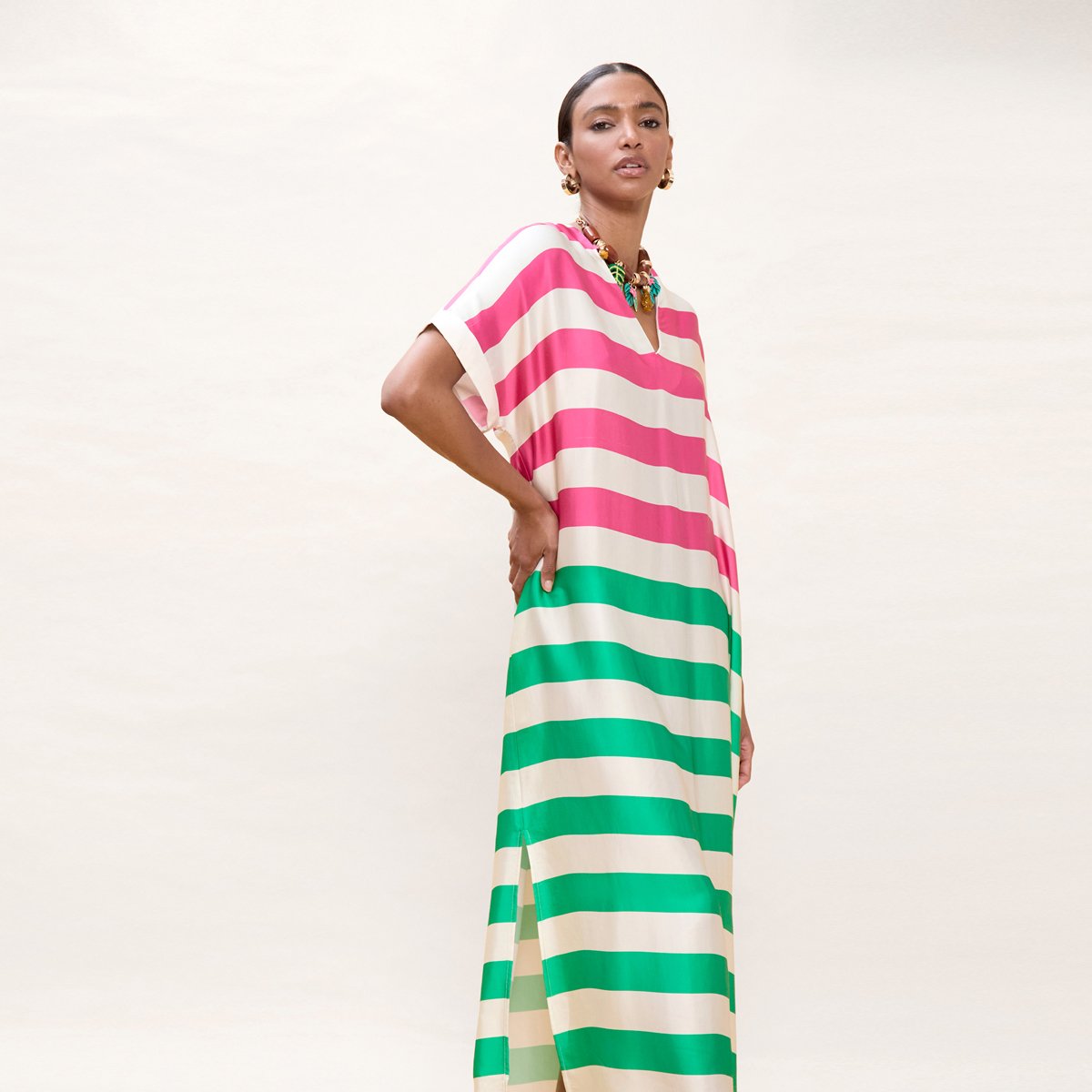 Robe longue rayée à décolleté V et fente latérale vert pomme, LOLA CASADEMUNT