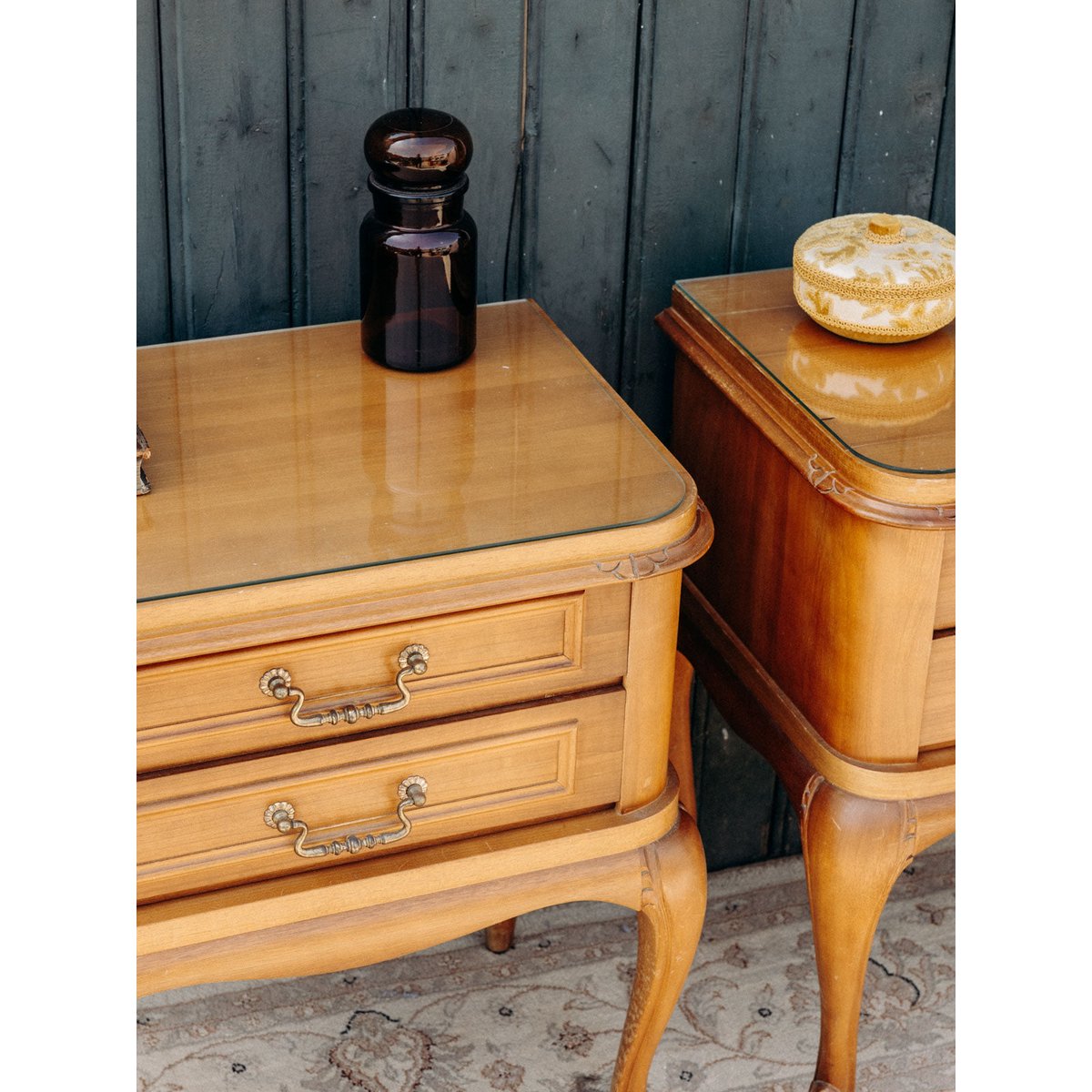 Paire de 2 tables de chevets au style Louis XV Odile N°1380 - Bon état bois clair, DEBONGOUT