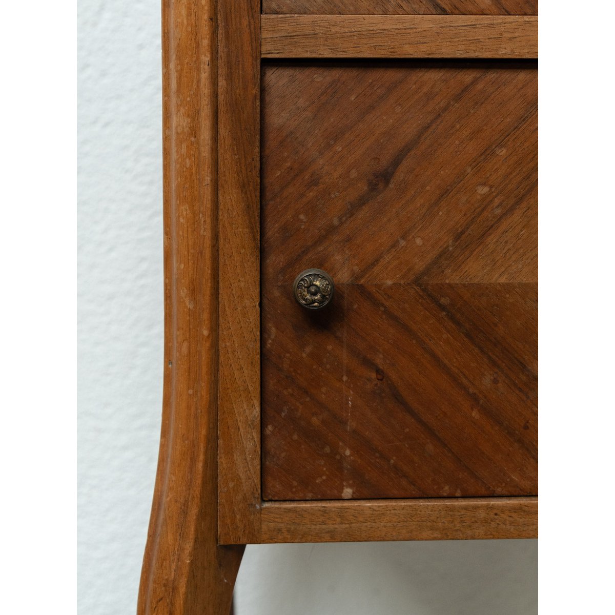 Table de chevet en bois et marbre blanc Odile N°1613 - Bon état bois foncé, DEBONGOUT