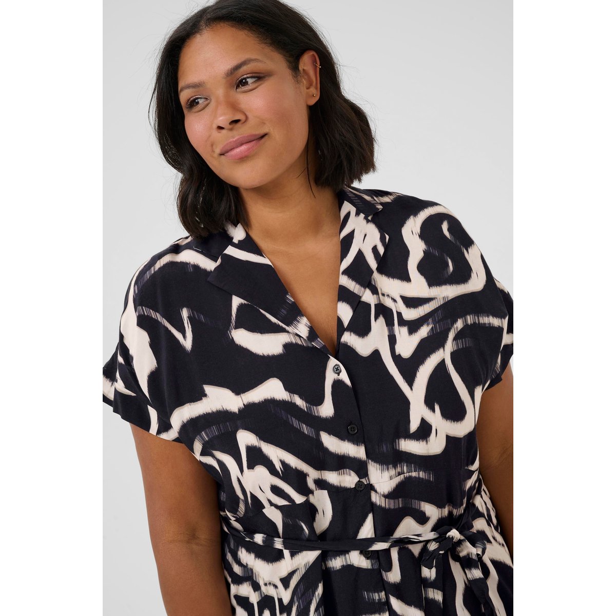 Robe noir black/nature organic lines, KAFFE CURVE