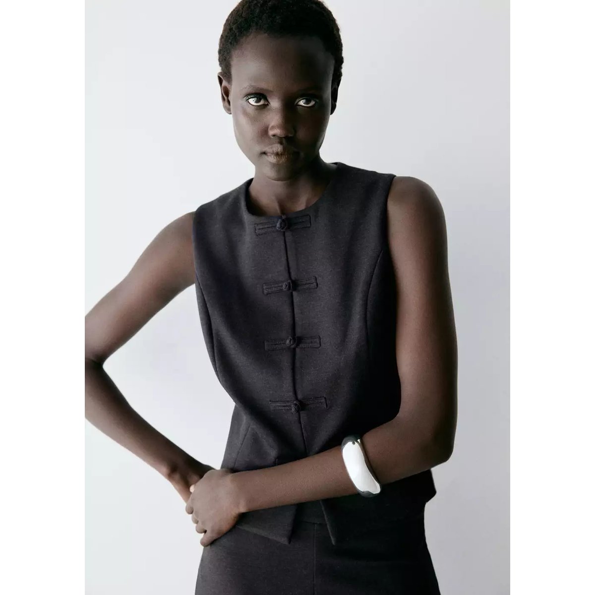Gilet brandebourg détail coutures gris anthracite, MANGO