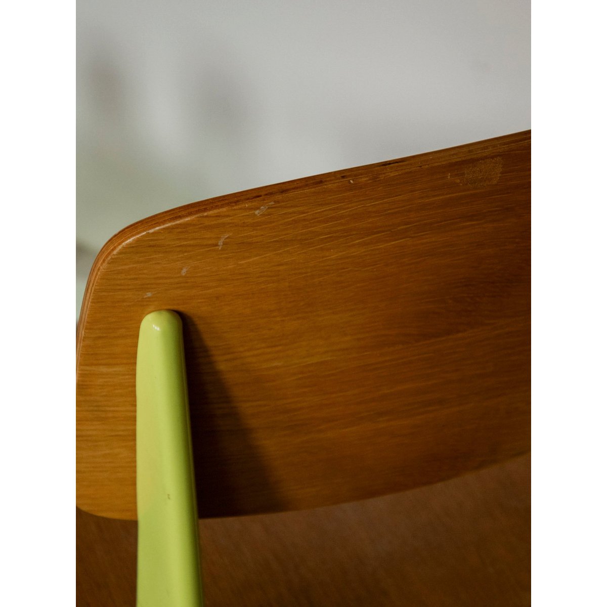 Chaise aux pieds jaune fluo Alma N°1923 - Bon état jaune, DEBONGOUT