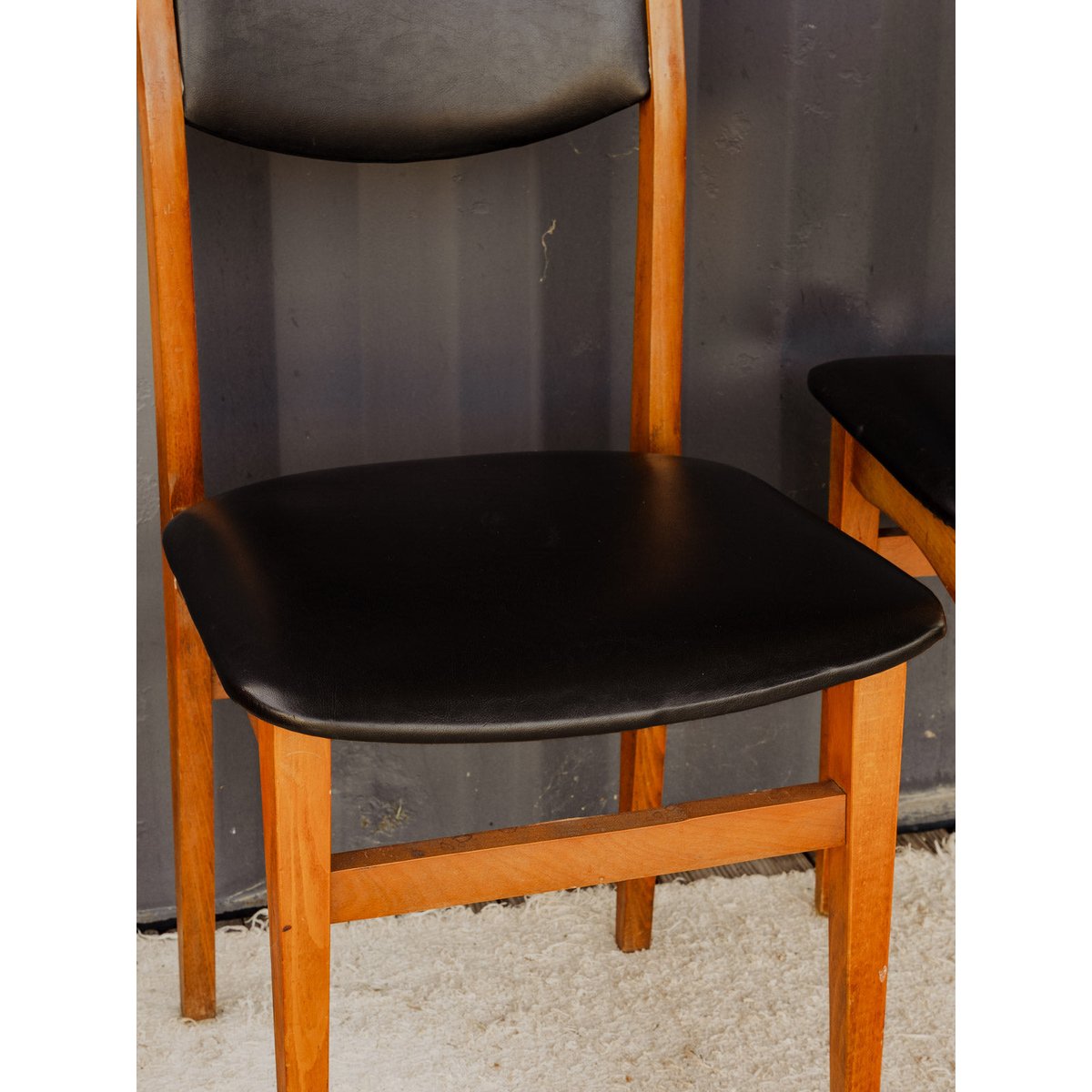 Lot de 4 chaises en cuir noir et bois Alma N°1874 - Bon état noir, DEBONGOUT