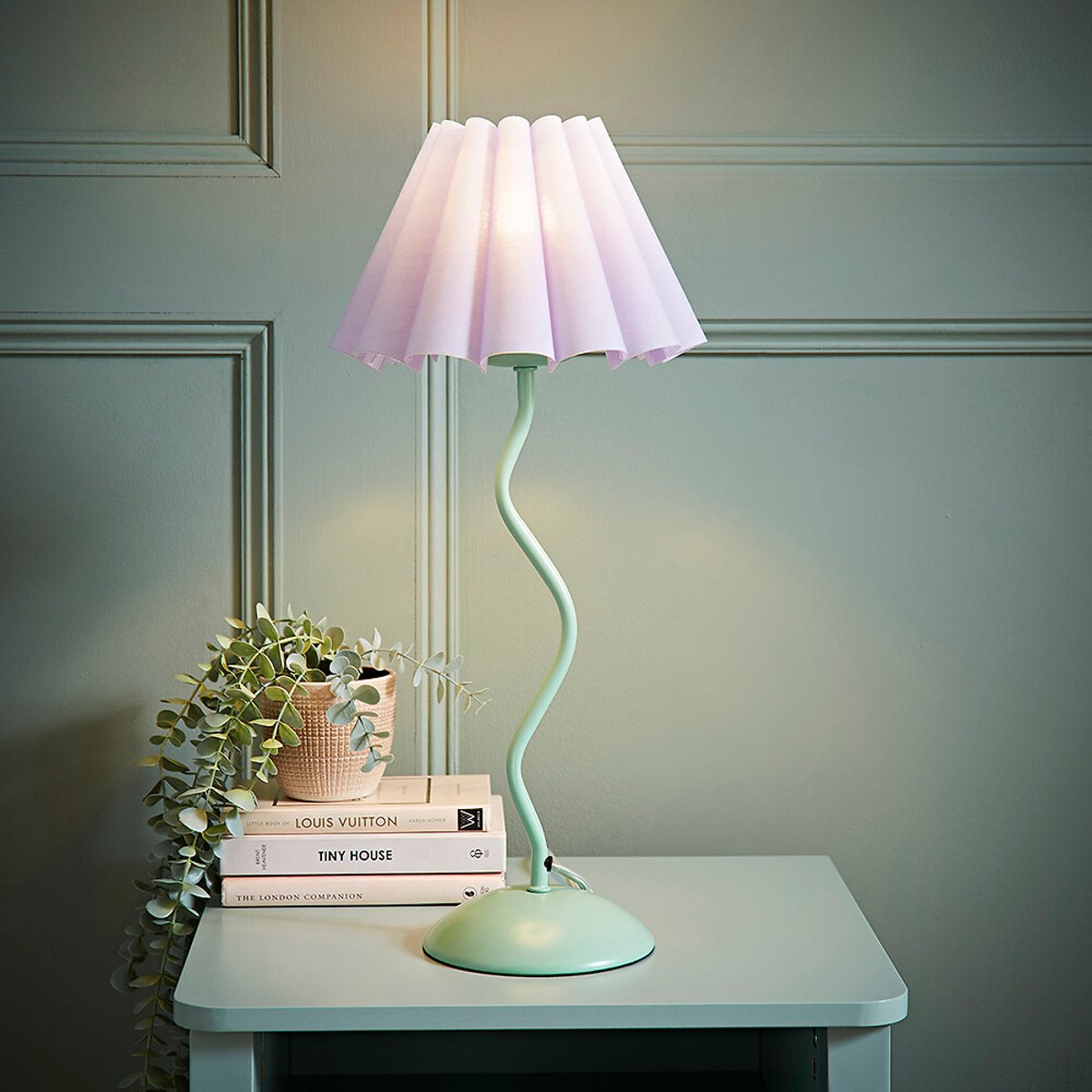 Winnie Wiggle Metal Table Lamp with Pleated Scallop Shade green, SO'HOME