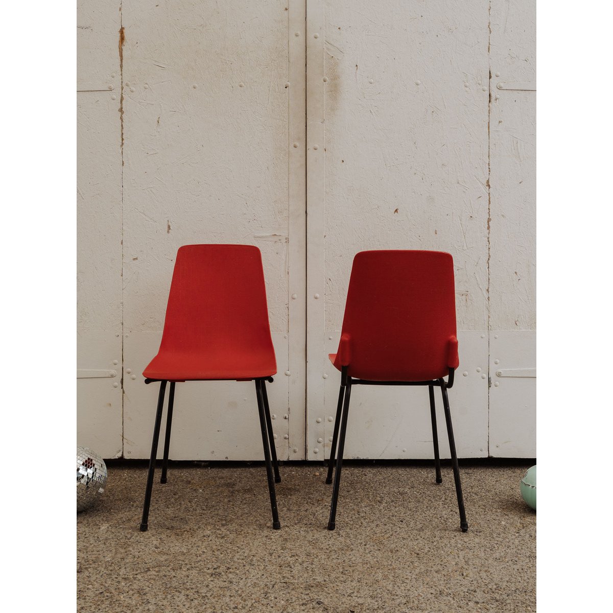 Paire de chaises rouges Alma N°1616 - Bon état noir, DEBONGOUT