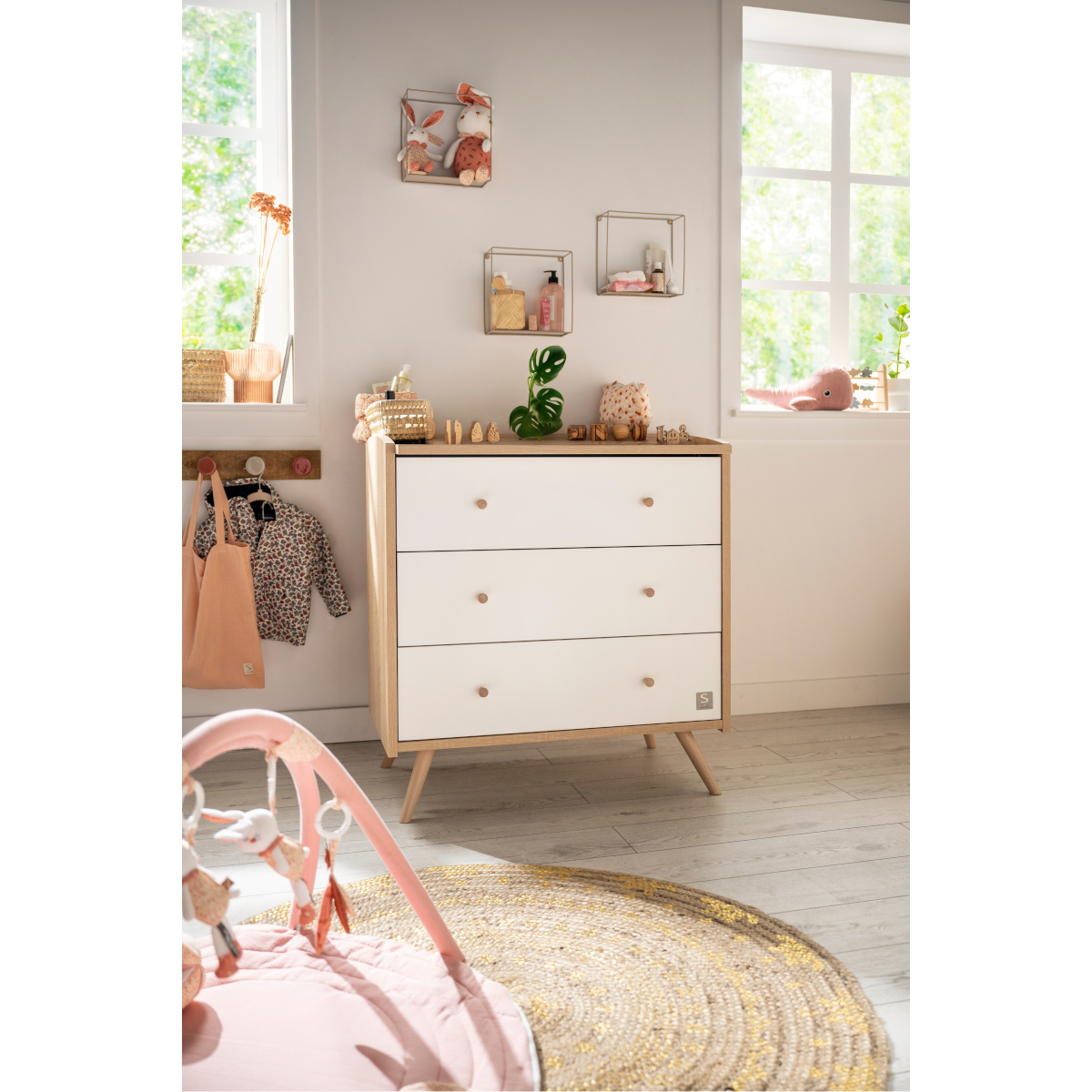 Chambre bébé trio: Lit bébé 70x140 évolutif, commode à langer 3 tiroirs et armoire 2 portes décor bois chêne et blanc blanc/marron, SAUTHON