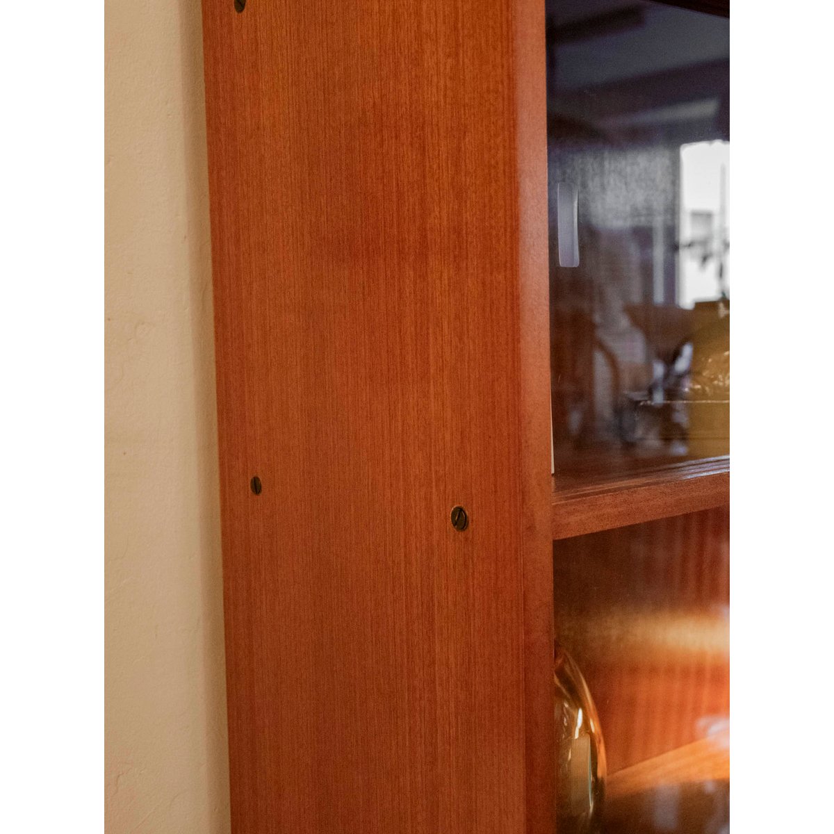 Grande bibliothèque vitrée au placage en bois Madeleine N°711 - Bon état bois foncé, DEBONGOUT