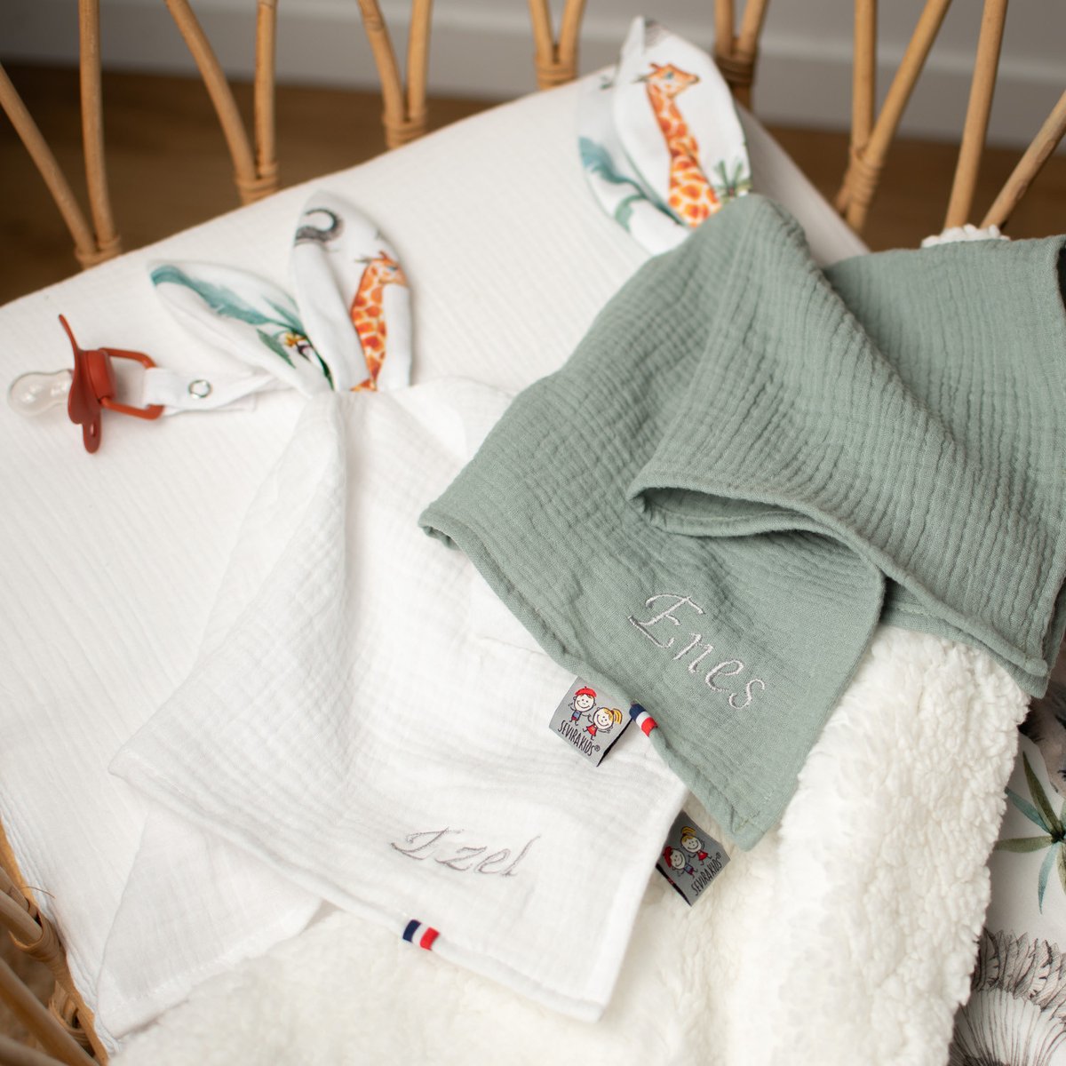 Doudou lapin attache tétine en coton SAFARI blanc, SEVIRA KIDS