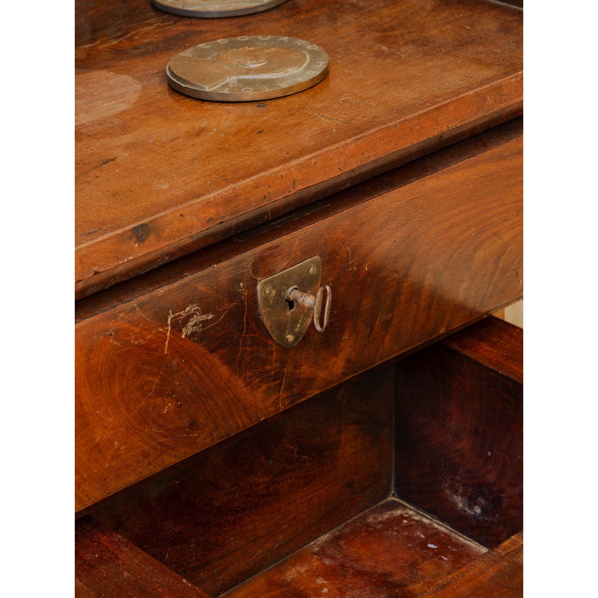 Meuble d'appoint en bois Francine N°1080 - Bon état bois foncé, DEBONGOUT