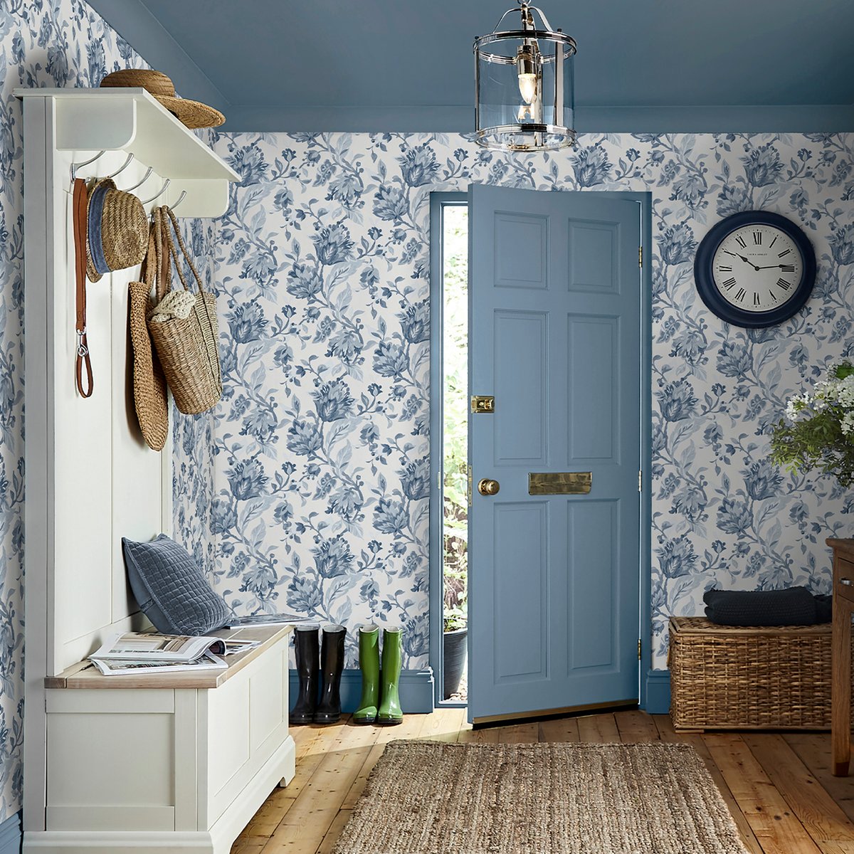 Papier peint fleuri Adwick trail bleu chambray, blanc, LAURA ASHLEY