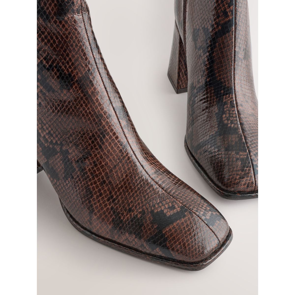 Bottines bout carré forever comfort® serpent brun chocolat, NEXT