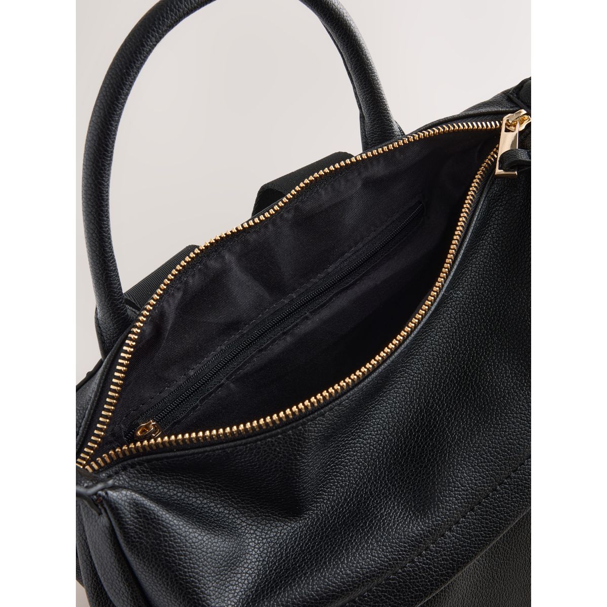 Sac à dos avec poche sur le devant noir, NEXT