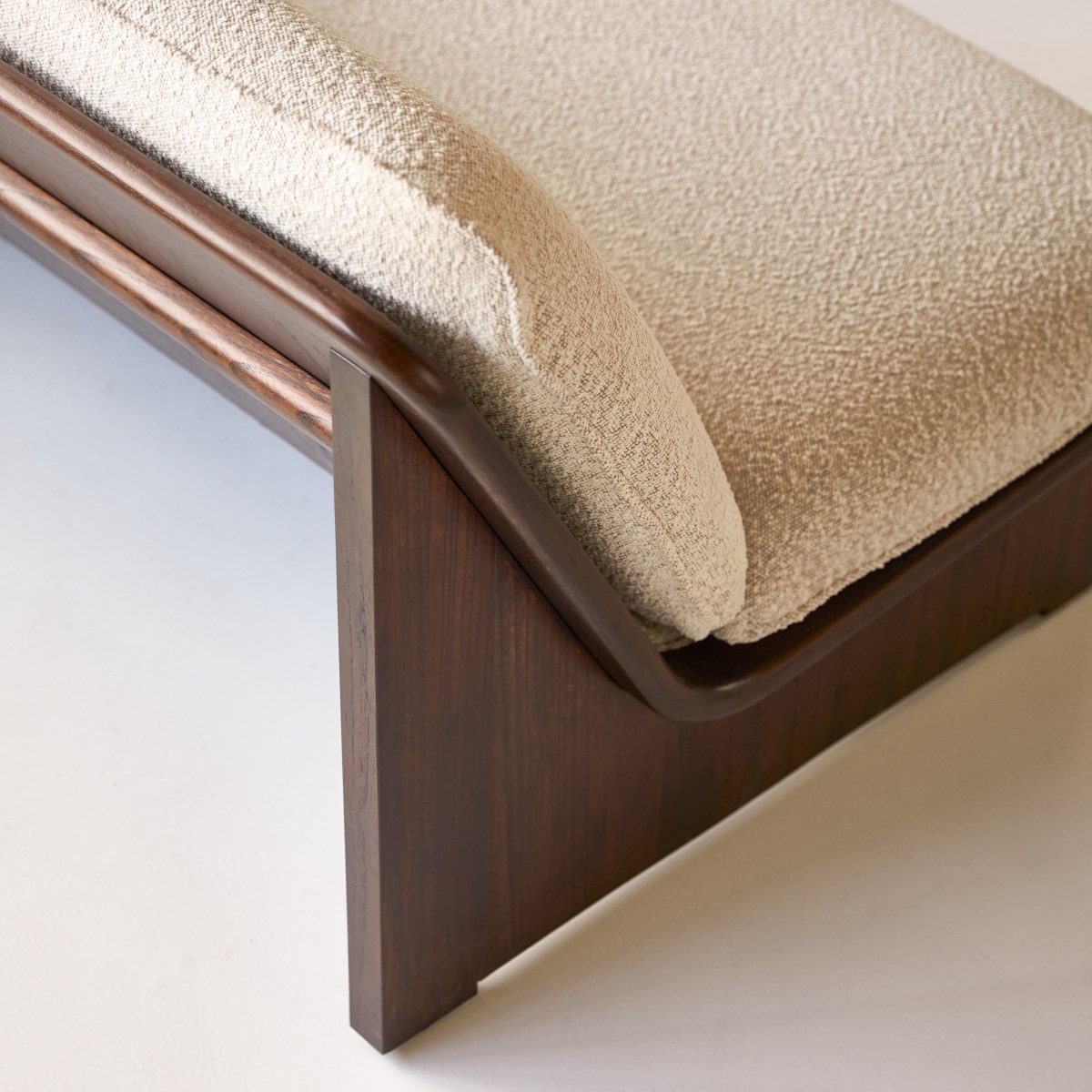 Banquette en Mindi foncé massif, FOLK beige, TIKAMOON