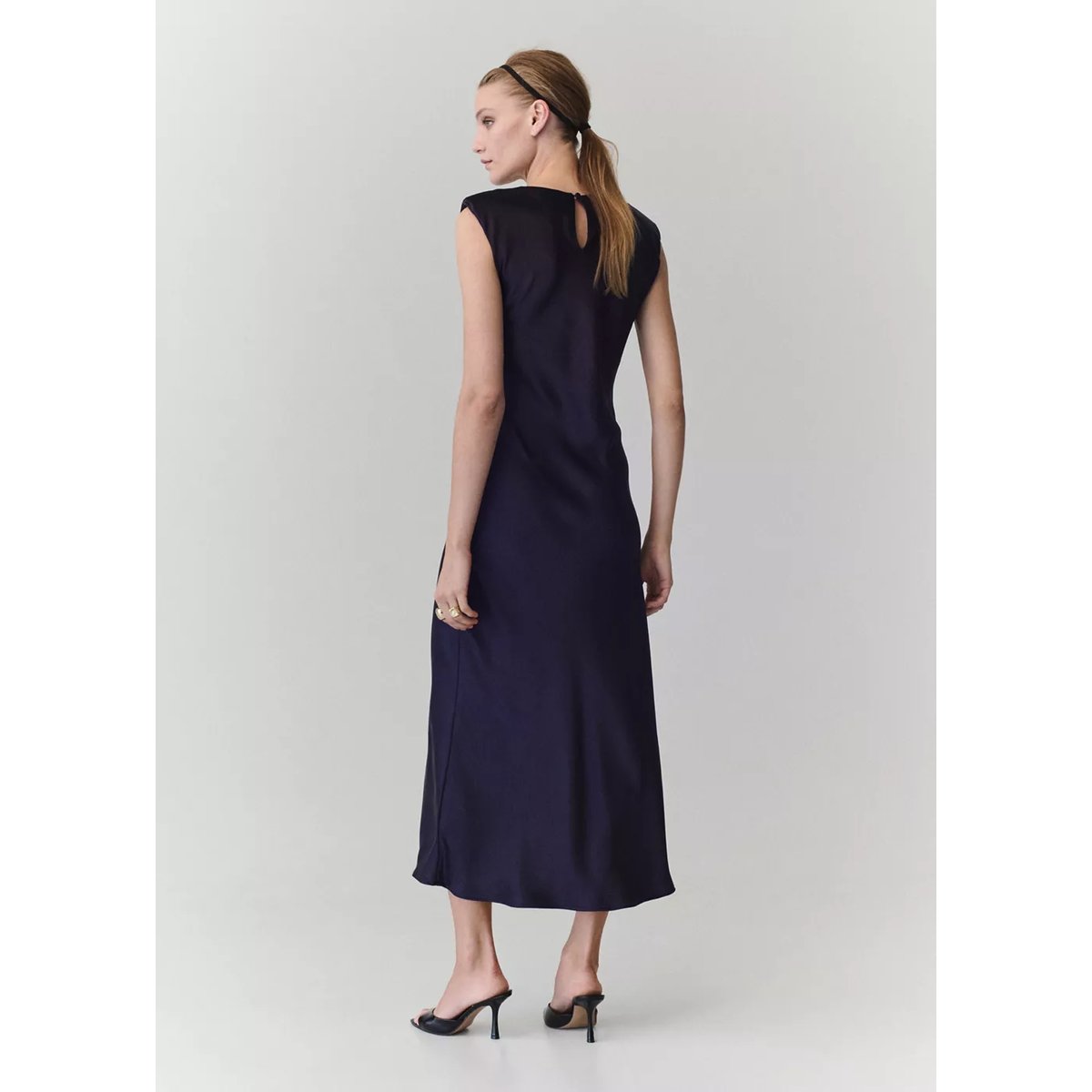 Robe satinée épaulettes bleu nuit, MANGO