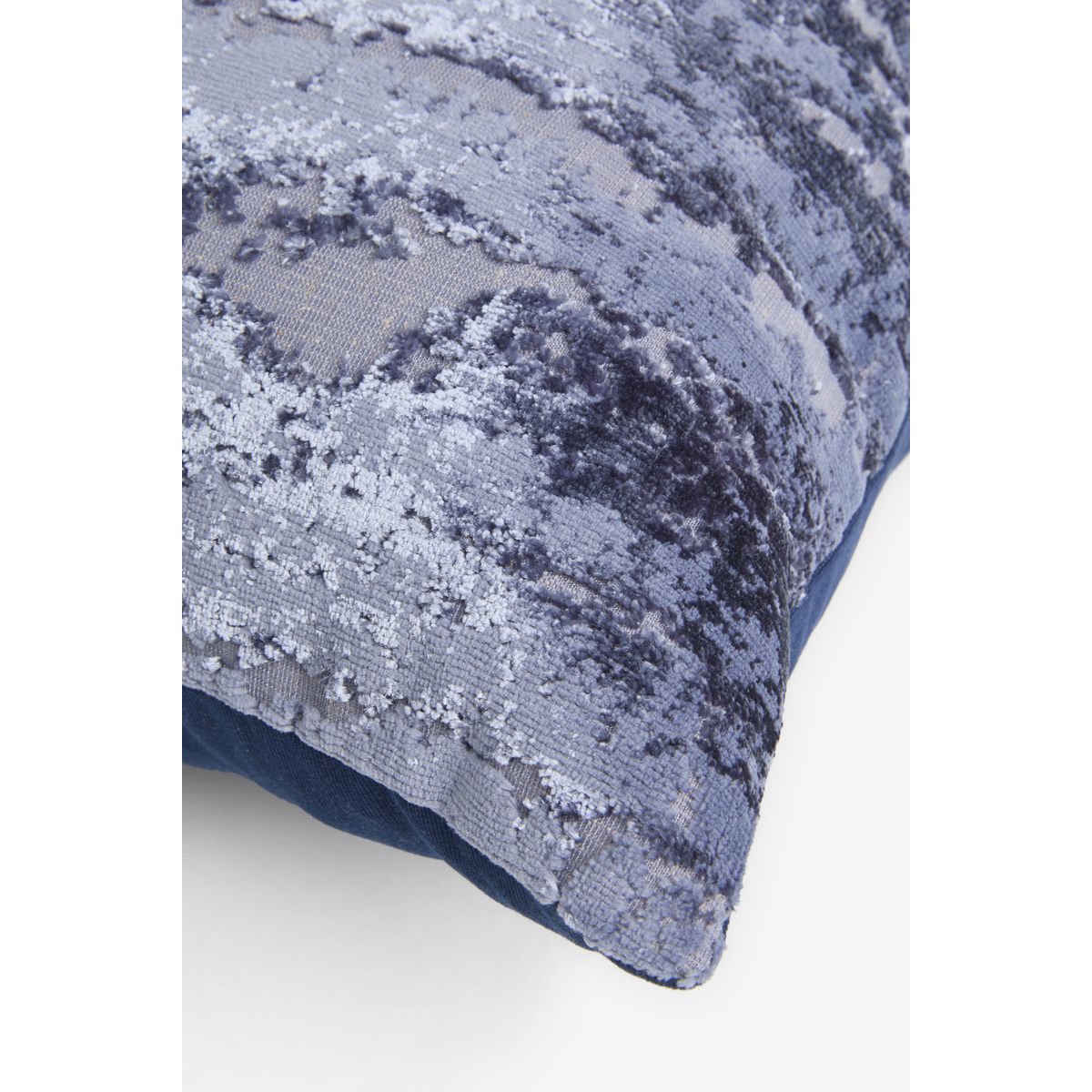 Coussin abstrait en velours collection luxe bleu marine, NEXT