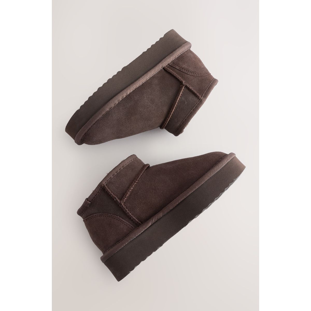 Bottes plates en daim imperméable fourrées marron chocolat, NEXT