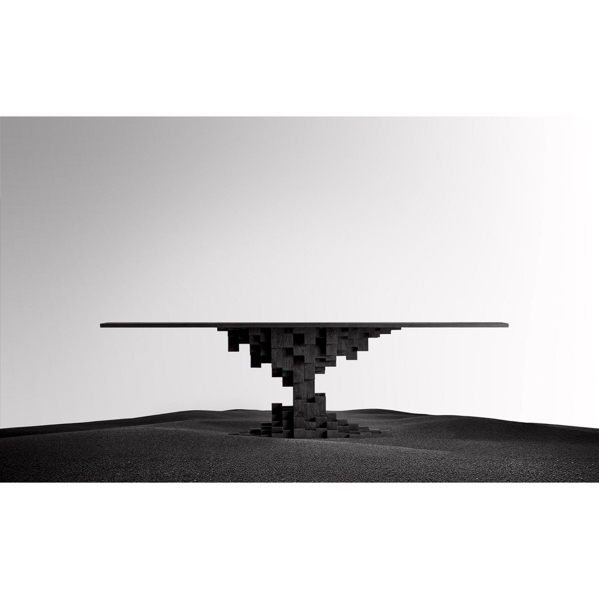 Table à manger sculpturale en bois noir finition sablée, RECOLLECTION