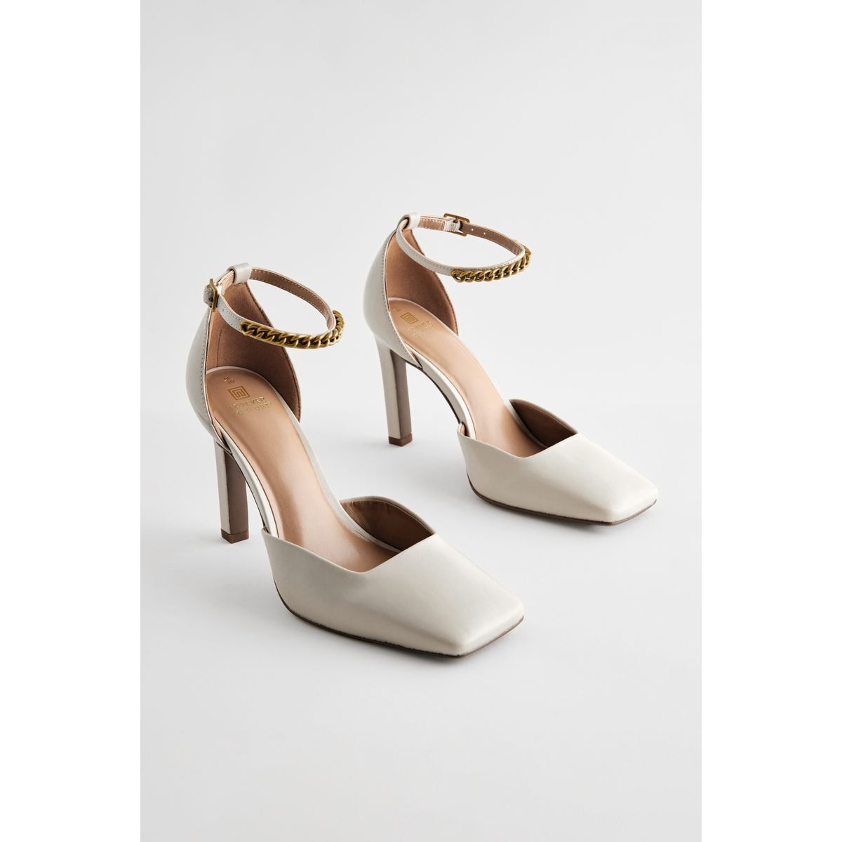 Chaussures à talons avec chaîne et bout carré crème, NEXT