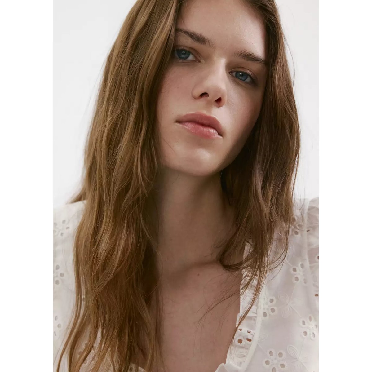 Blouse en coton à broderies ajourées blanc cassé, MANGO