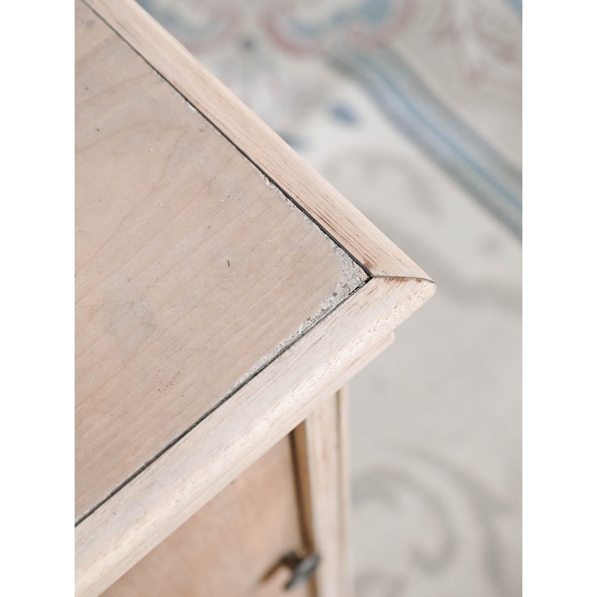 Table de chevet en merisier Odile N°1533 - Bon état bois clair, DEBONGOUT