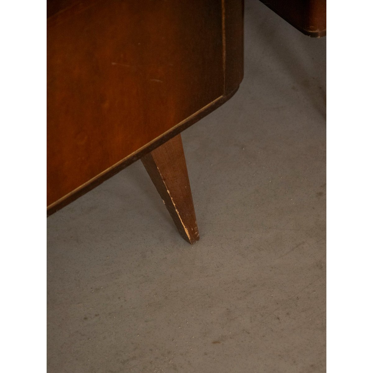 Paire de tables de chevet au placage en bois Maïa N°1577 - Bon état bois foncé, DEBONGOUT