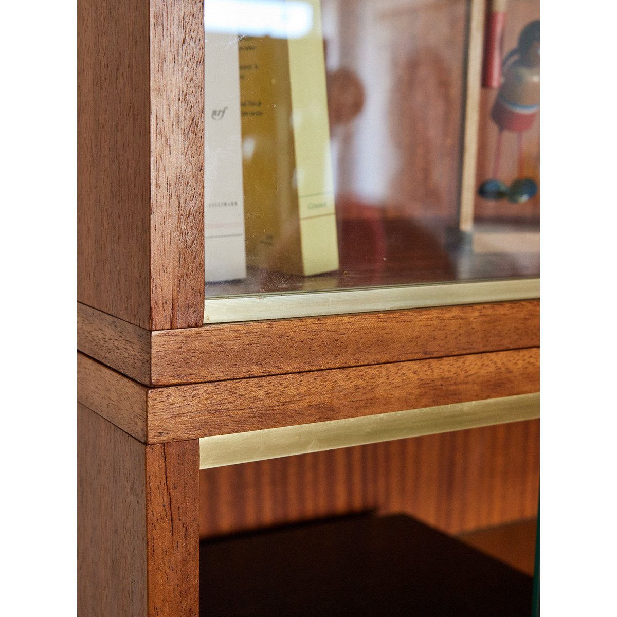 Vitrine en teck moderniste Victoria N°1264 - Bon état bois clair, DEBONGOUT
