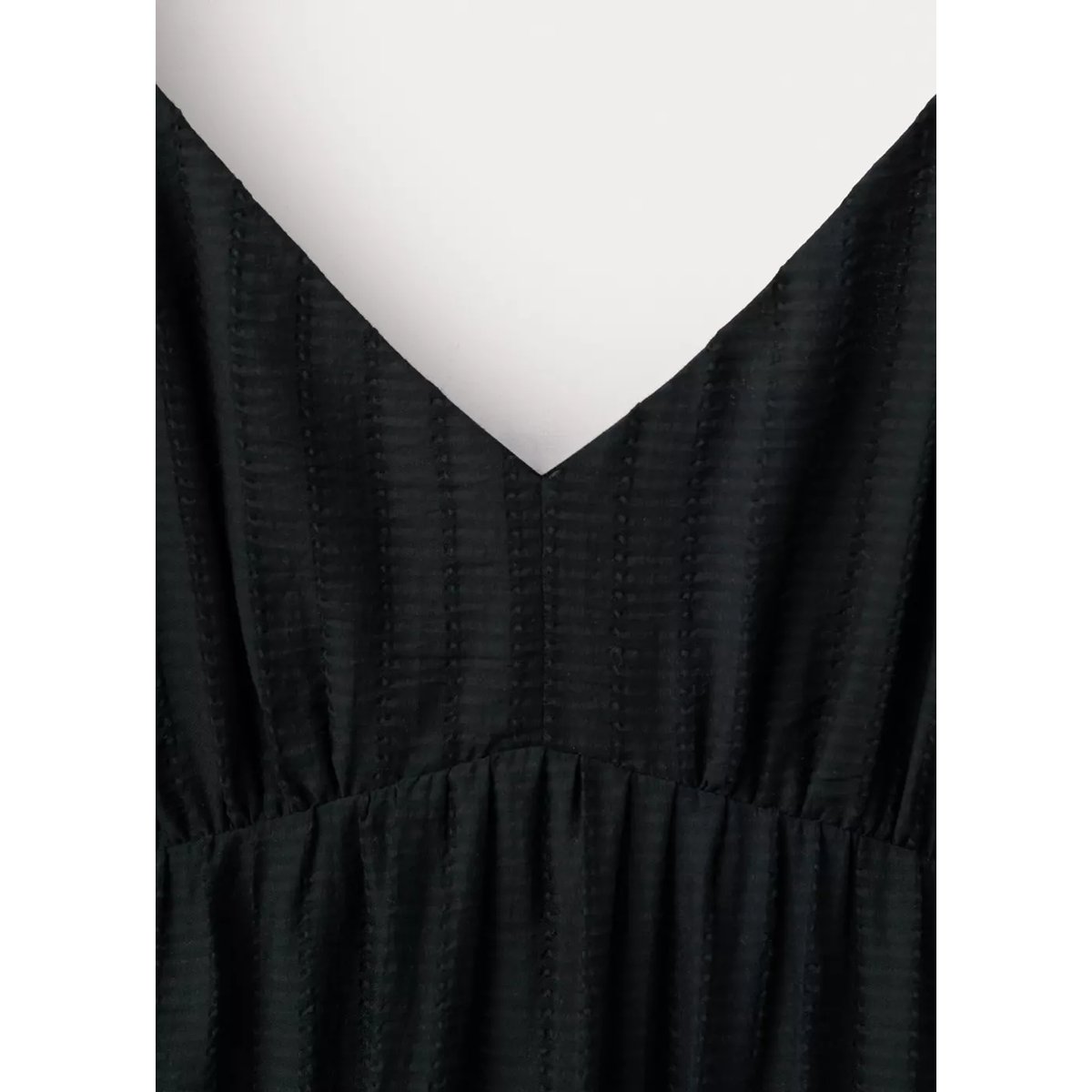Robe texture avec détail froncé noir, MANGO