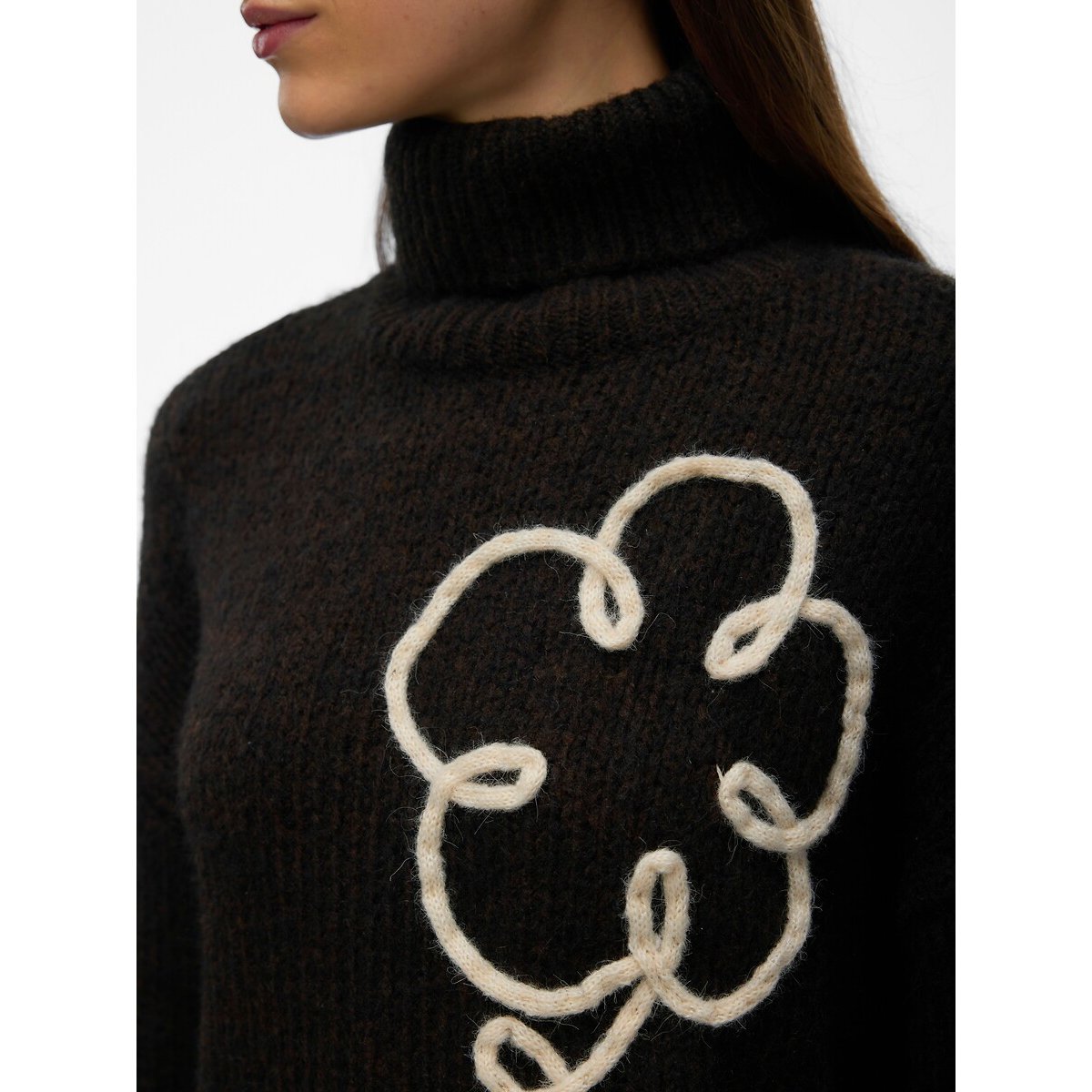 Pull col roulé avec fleurs chocolat, VERO MODA