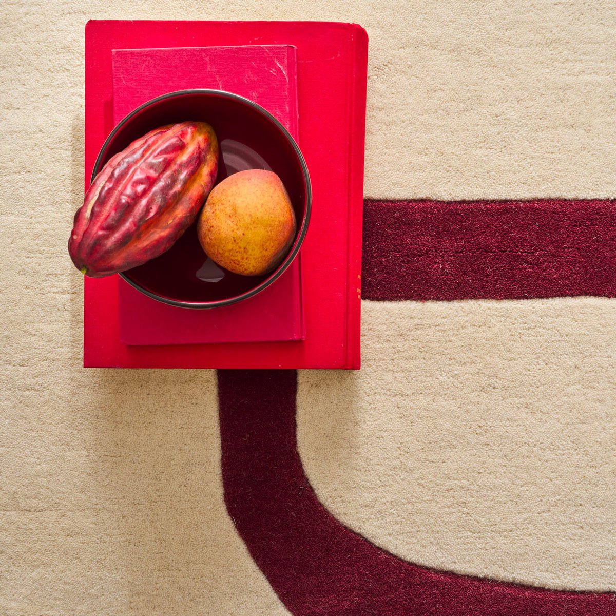 Tapis fait main en laine motif vague ROUGE D'ORAGE rouge, NAZAR RUGS X PANTONE