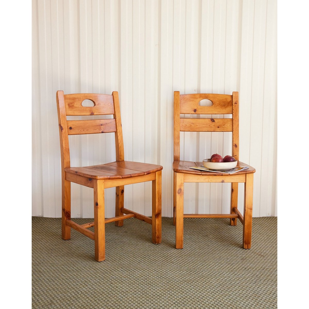 Paire de chaises en pin massif patiné Claude N°1460 - Bon état bois clair, DEBONGOUT