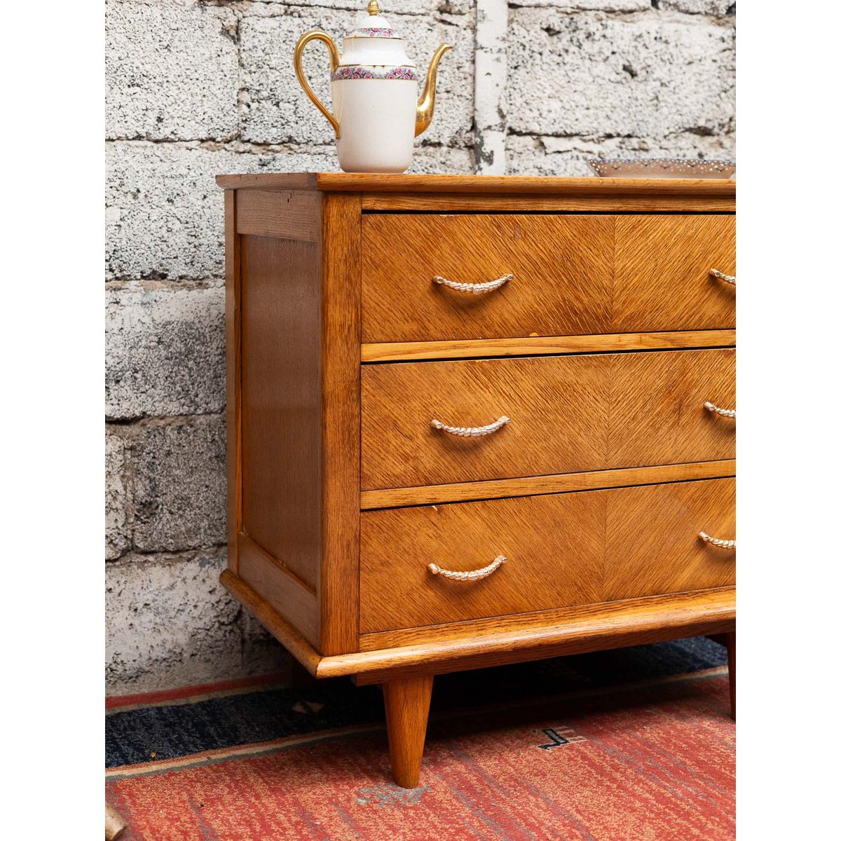 Commode trois tiroirs aux poignées dorées Olga N°668 - Bon état marron, DEBONGOUT