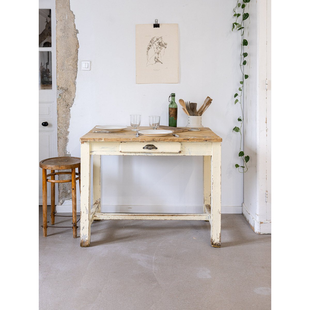 Table à manger en bois patiné Romy N°615 - Bon état jaune, DEBONGOUT