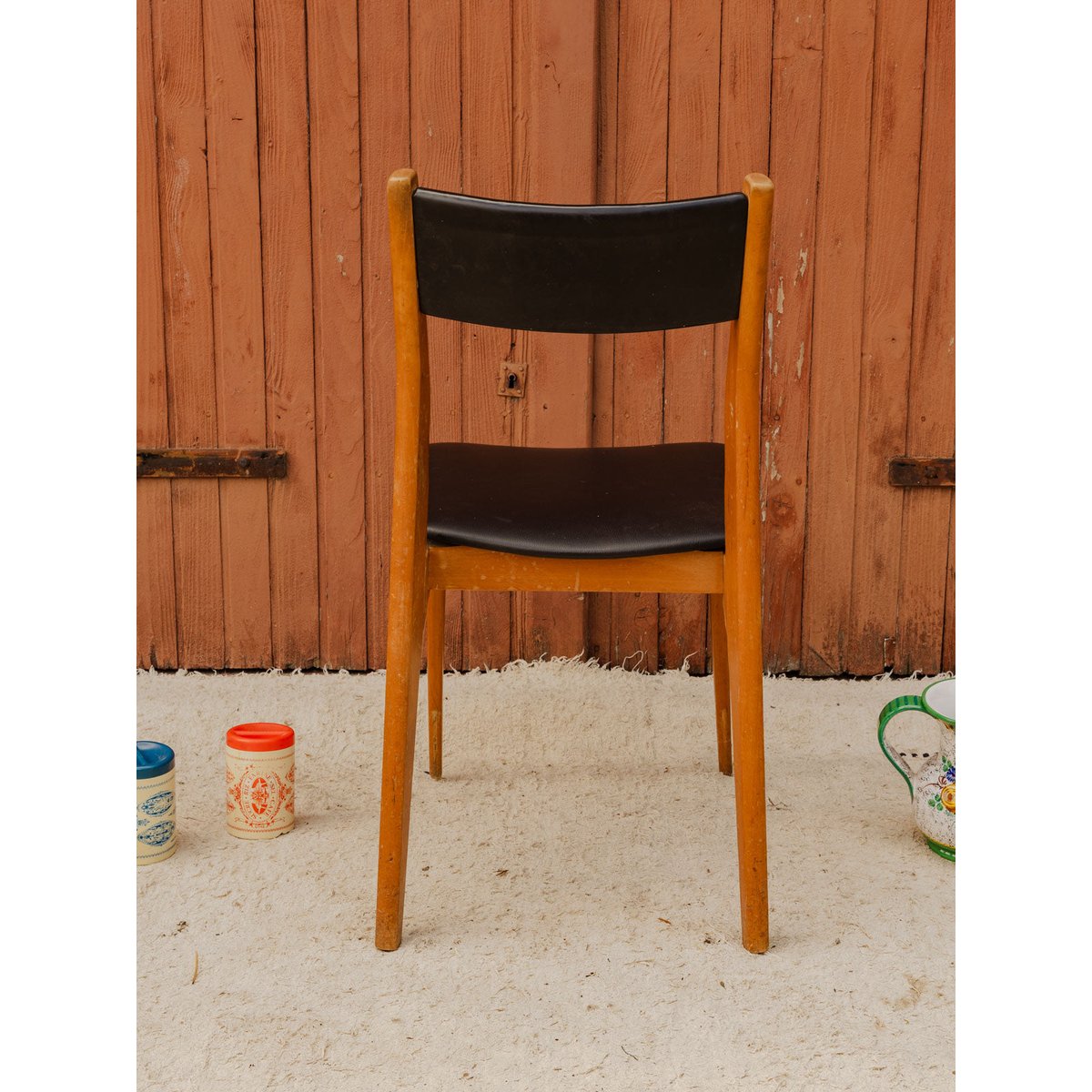 Chaise en bois et cuir noir Alma N°2080 - Bon état bois foncé, DEBONGOUT