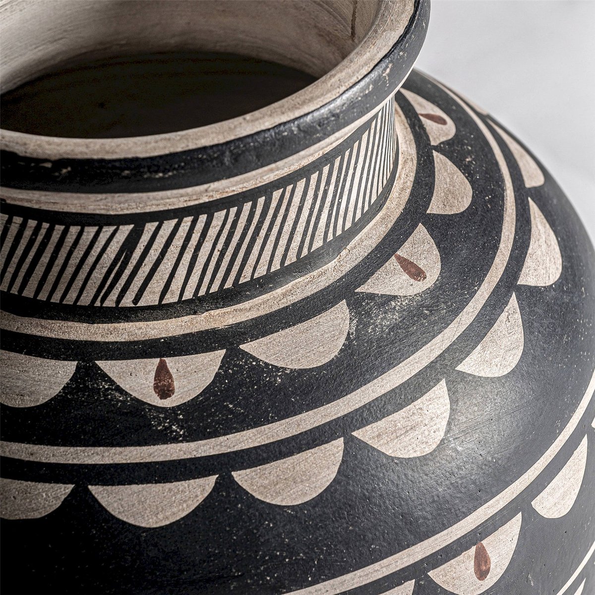 Vase en terre cuite finition vieillie gris effet vieilli artisanal, RECOLLECTION