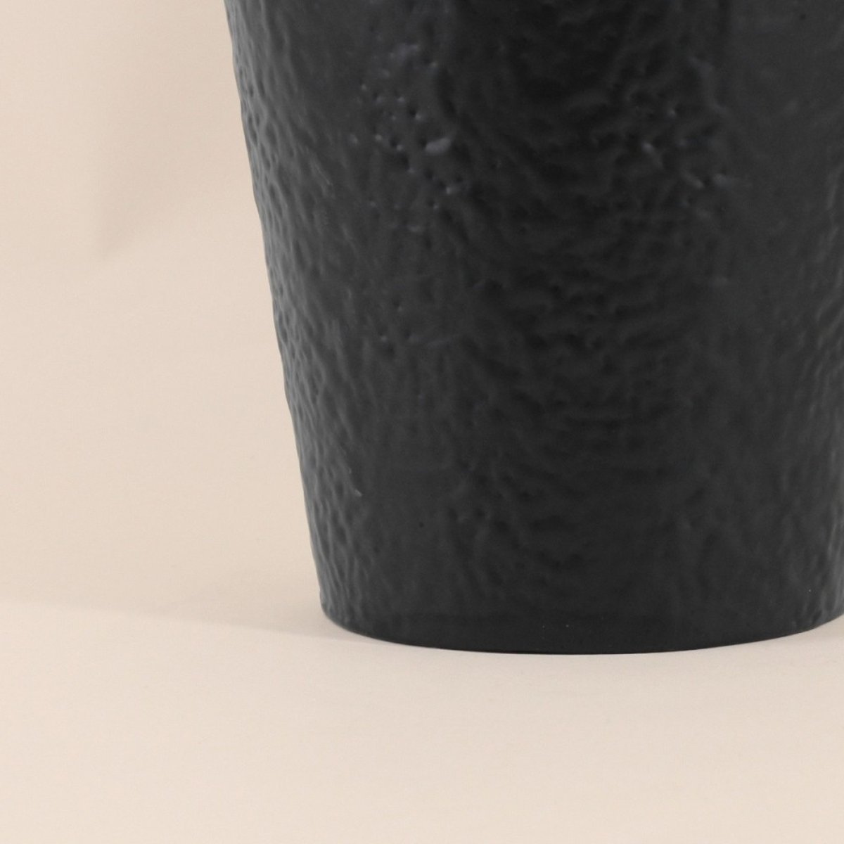 Vase design en métal martelé, H65cm noir, ORNAMI
