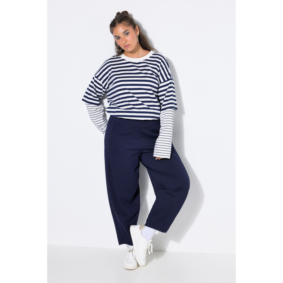 Pantalon coupe « barrel » bleu nuit, STUDIO UNTOLD