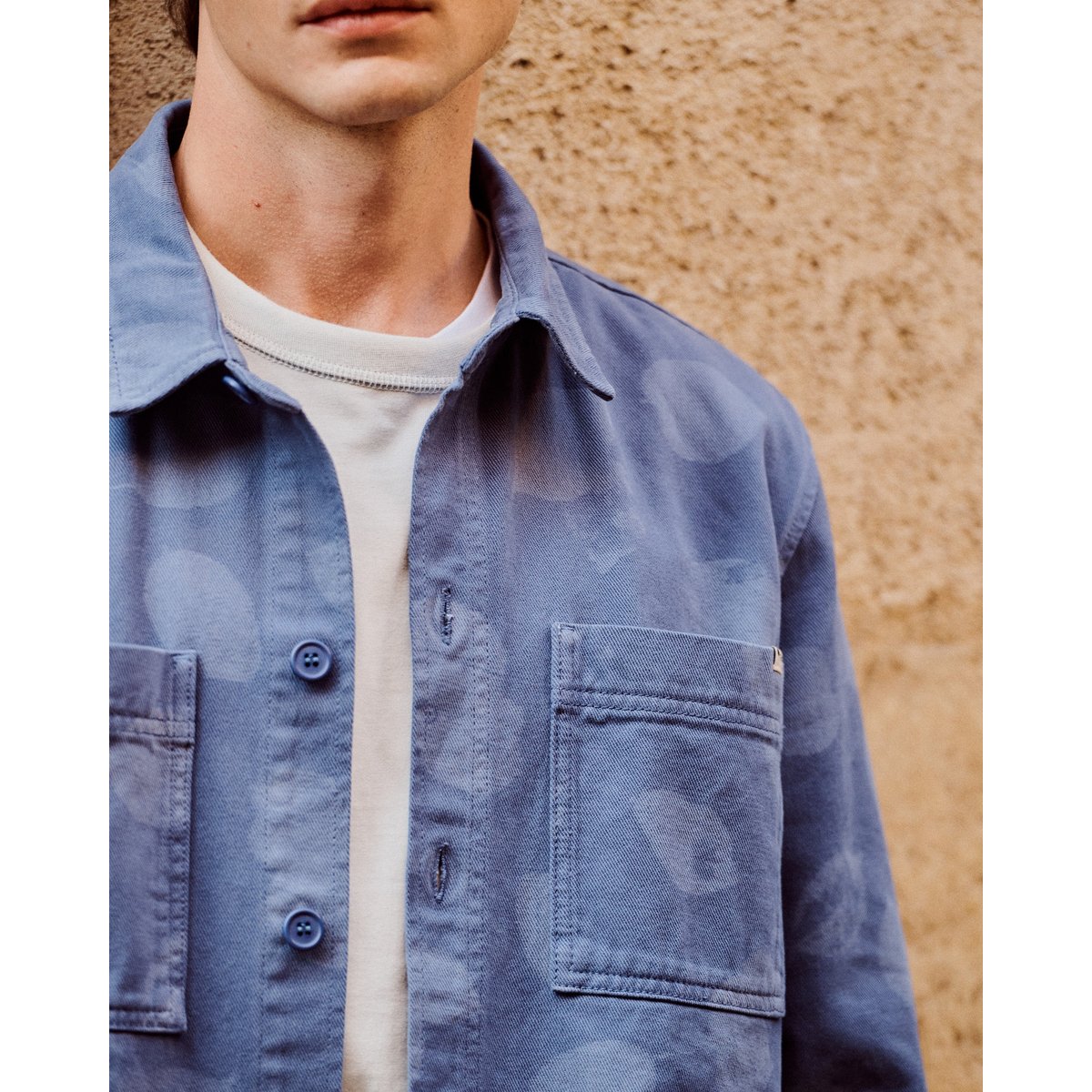 Sur-chemise en tissu sergé bleu et écru, FAGUO