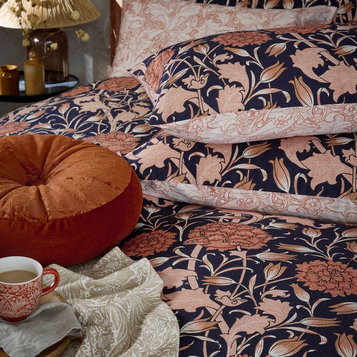 Parure de lit, housse de couette fleurie + 2 taies pour lit en 140 Pivoines et tulipes sauvages bleu, rose cuivré et orange safrané, WILLIAM MORRIS AT HOME
