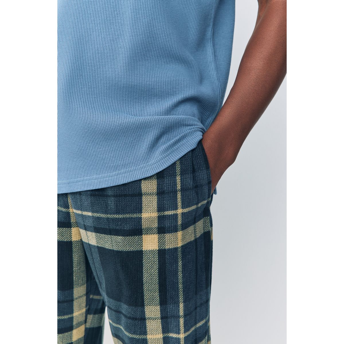 Pyjama texturé à chevilles serrées motionflex carreaux noirs, NEXT