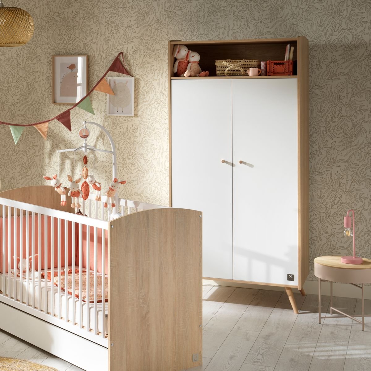 Chambre bébé trio: Lit bébé 70x140 évolutif, commode à langer 3 tiroirs et armoire 2 portes décor bois chêne et blanc blanc/marron, SAUTHON