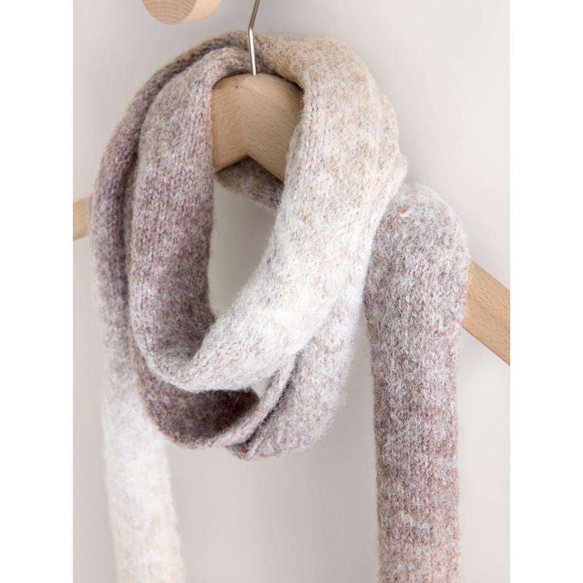 Écharpe couverture en maille effet brossé avoine ombre, NEXT