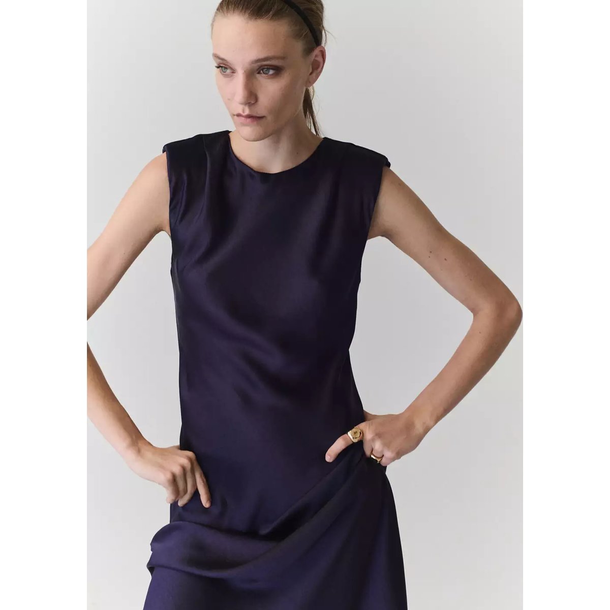 Robe satinée épaulettes bleu nuit, MANGO