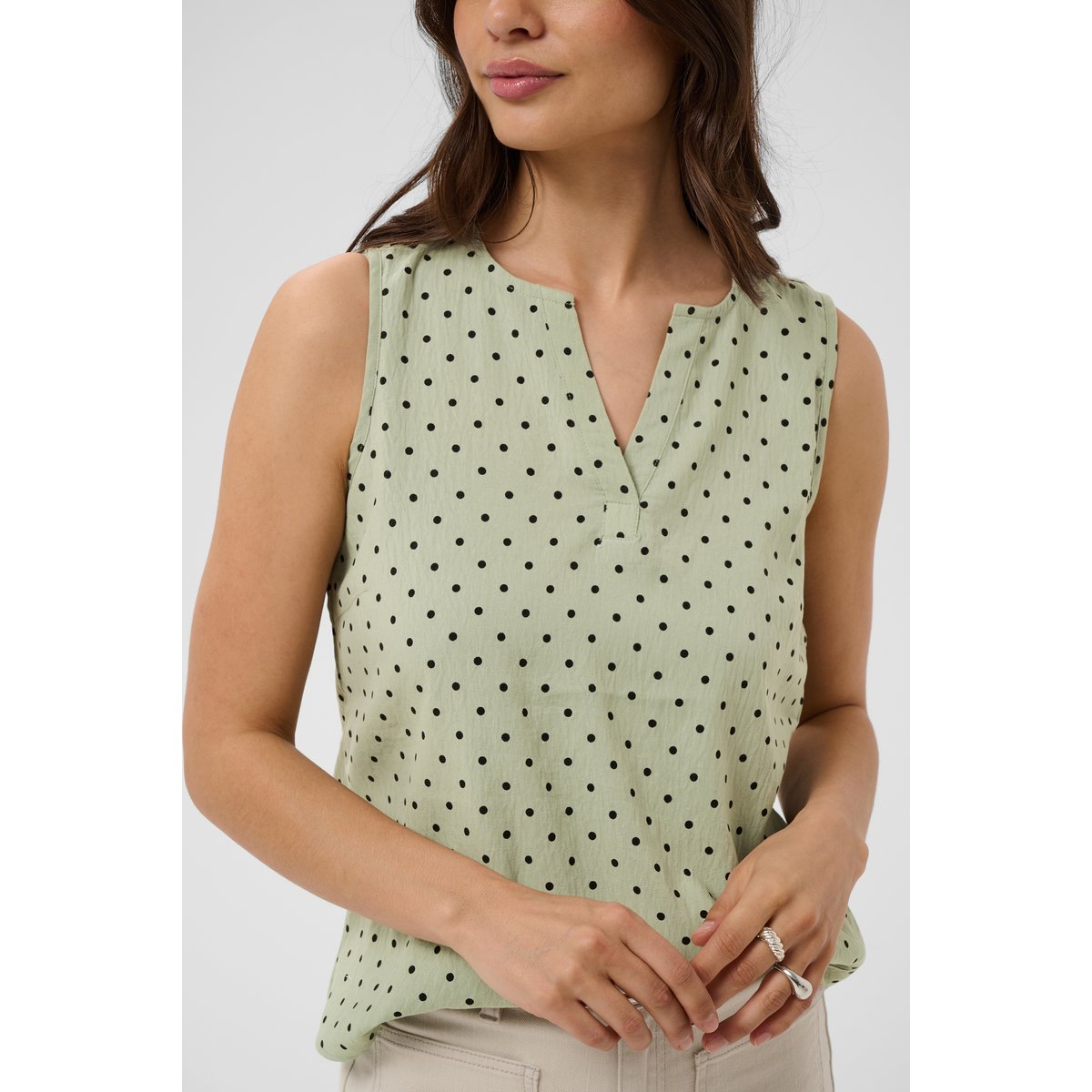 Sleeveless blouse vert lily pad/noir black deep dot, KAFFE