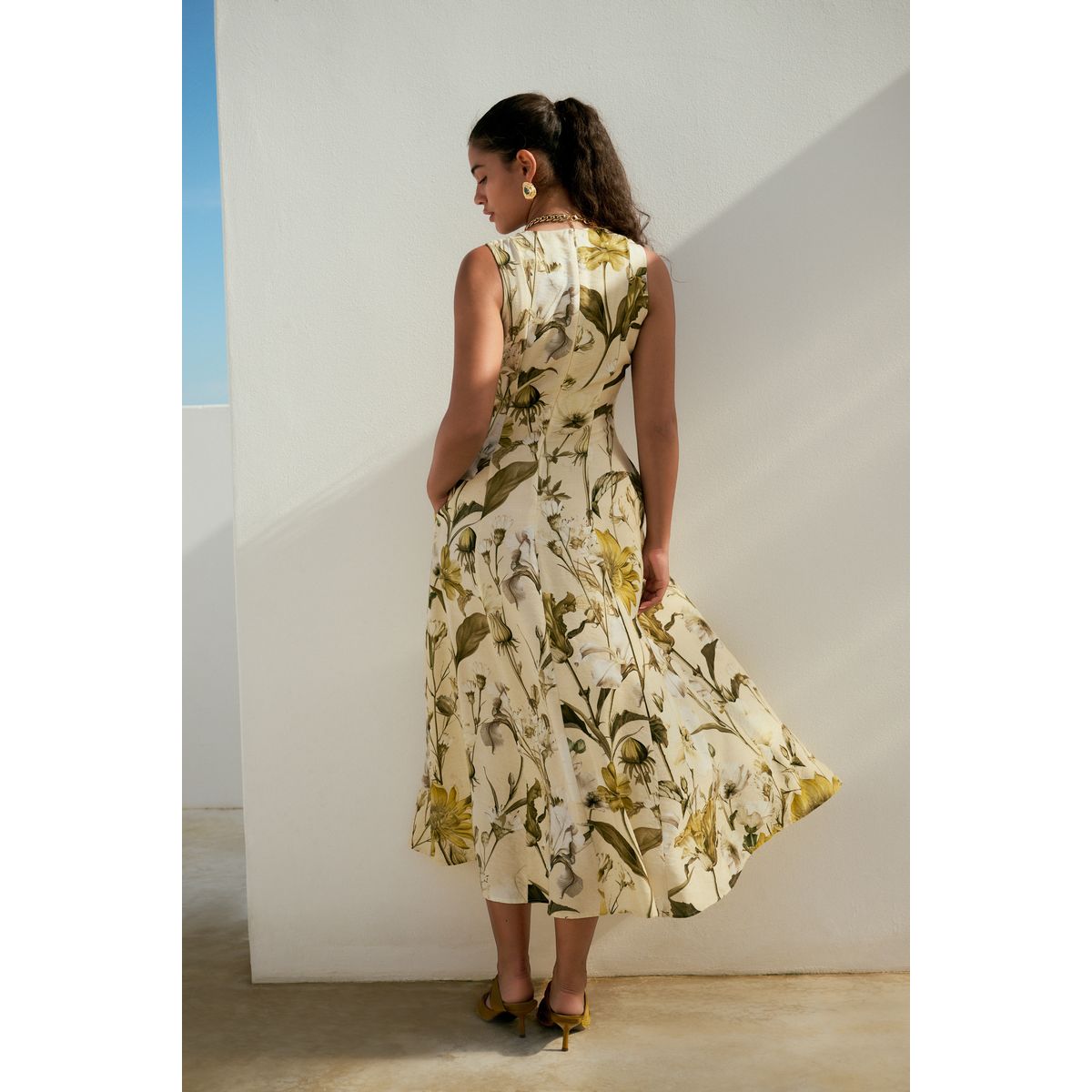 Robe longue droite trapèze sans manches imprimé floral jaune pastel, NEXT