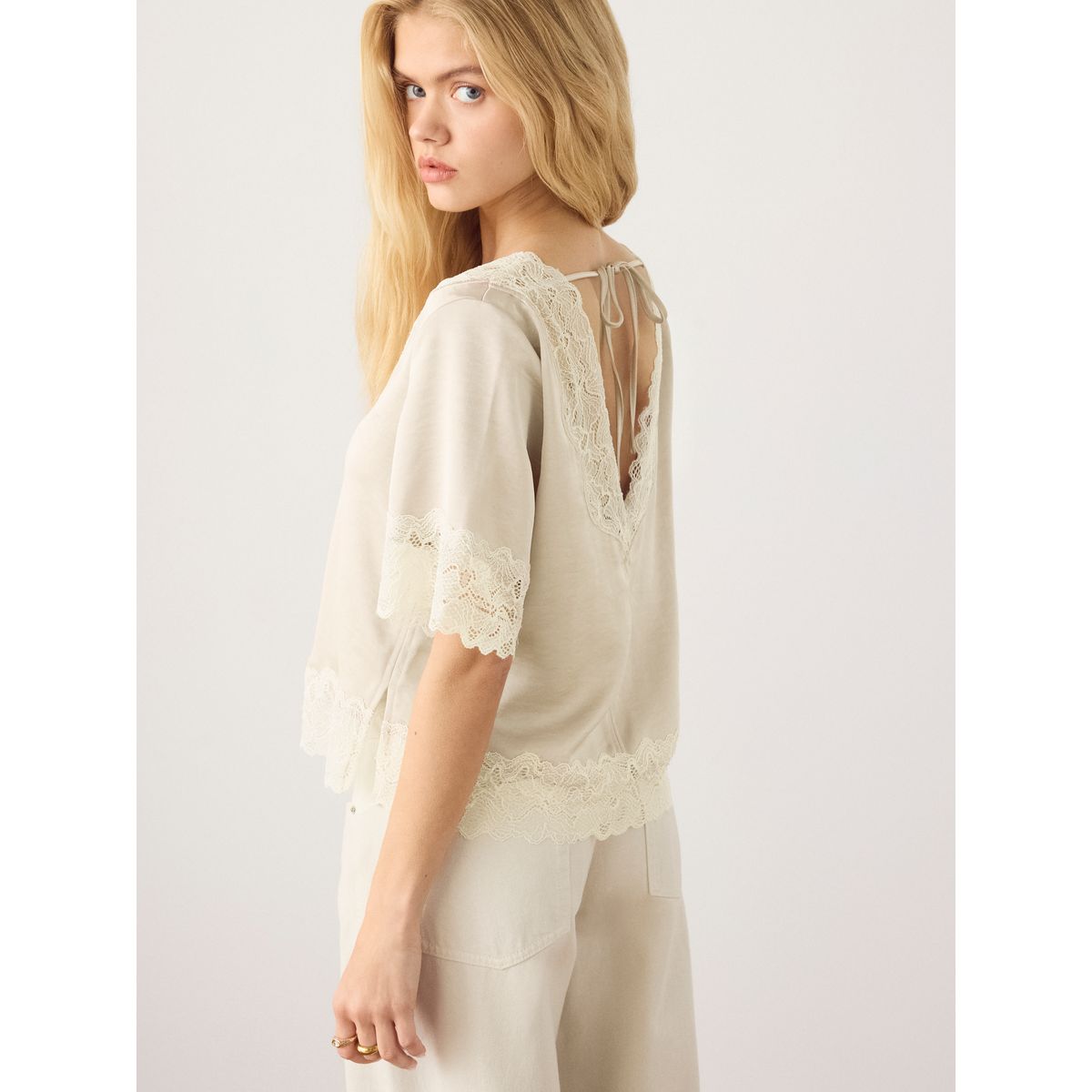 Top satin col v bordure dentelle crème, NEXT