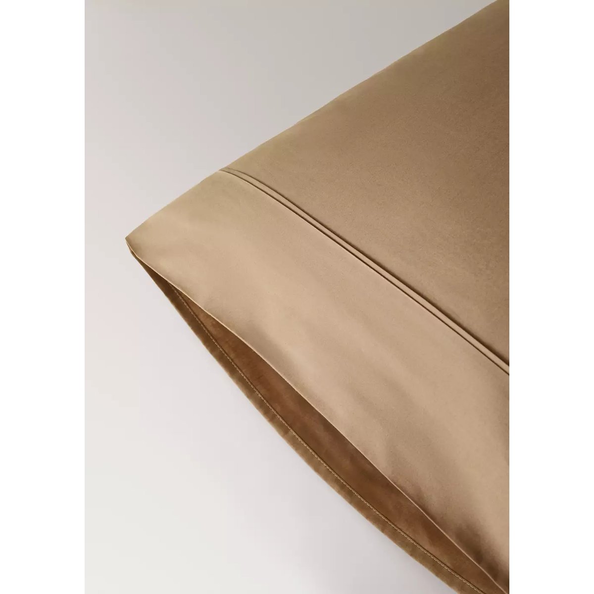 Deux taies d'oreiller percale de coton 300 fils détail passepoilé 50 x 75 cm tabac, MANGO HOME