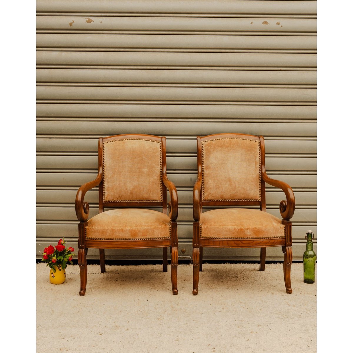 Paire de fauteuils en bois et velours beige Ernest N°1644 - Bon état bois foncé, DEBONGOUT