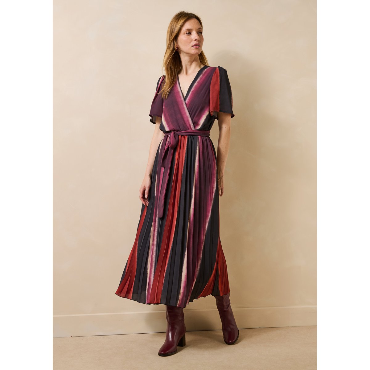 Robe longue fluide plissée à rayures vin/lipstick, LA FEE MARABOUTEE