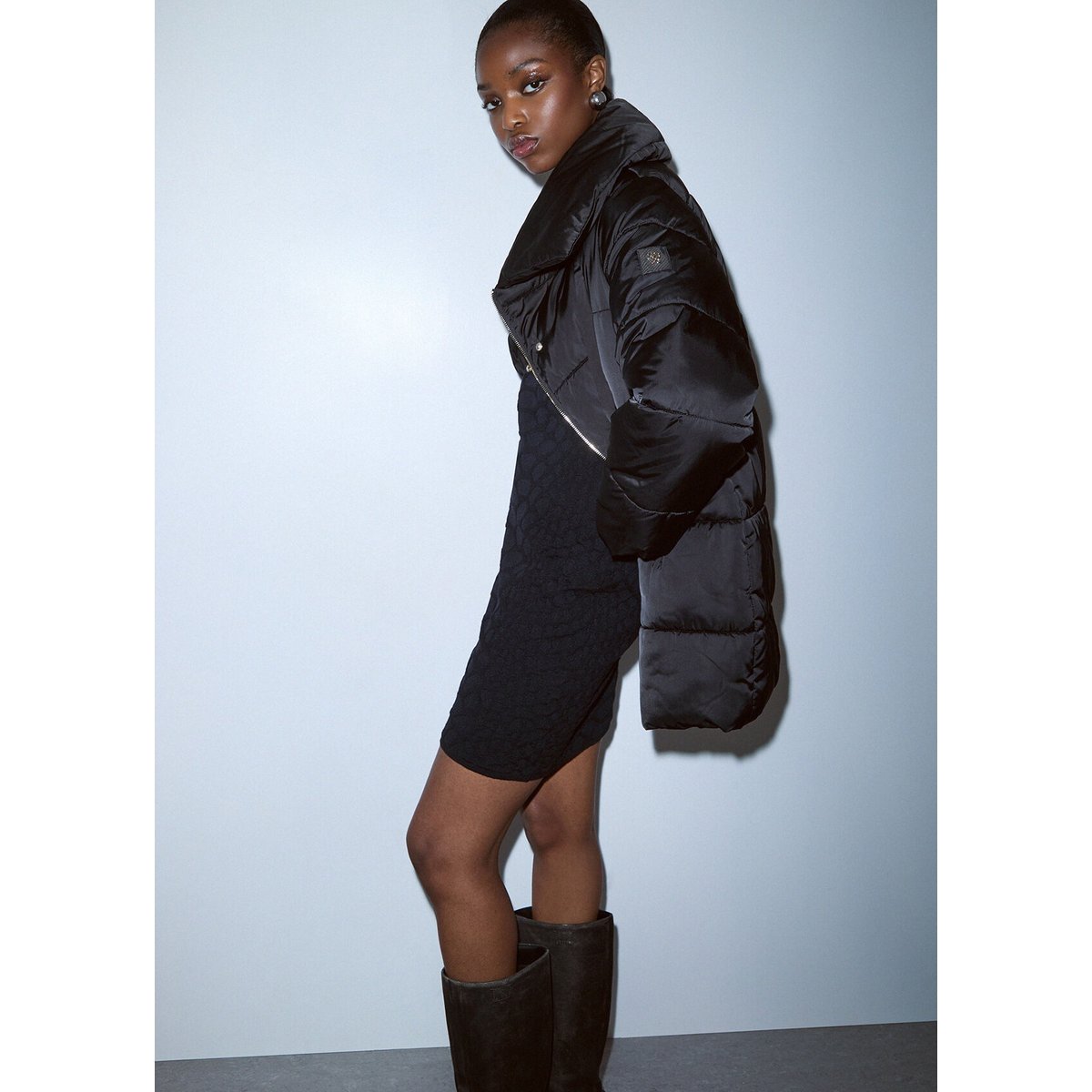 Blouson matelassé oversize en nylon brillant noir, LIU JO