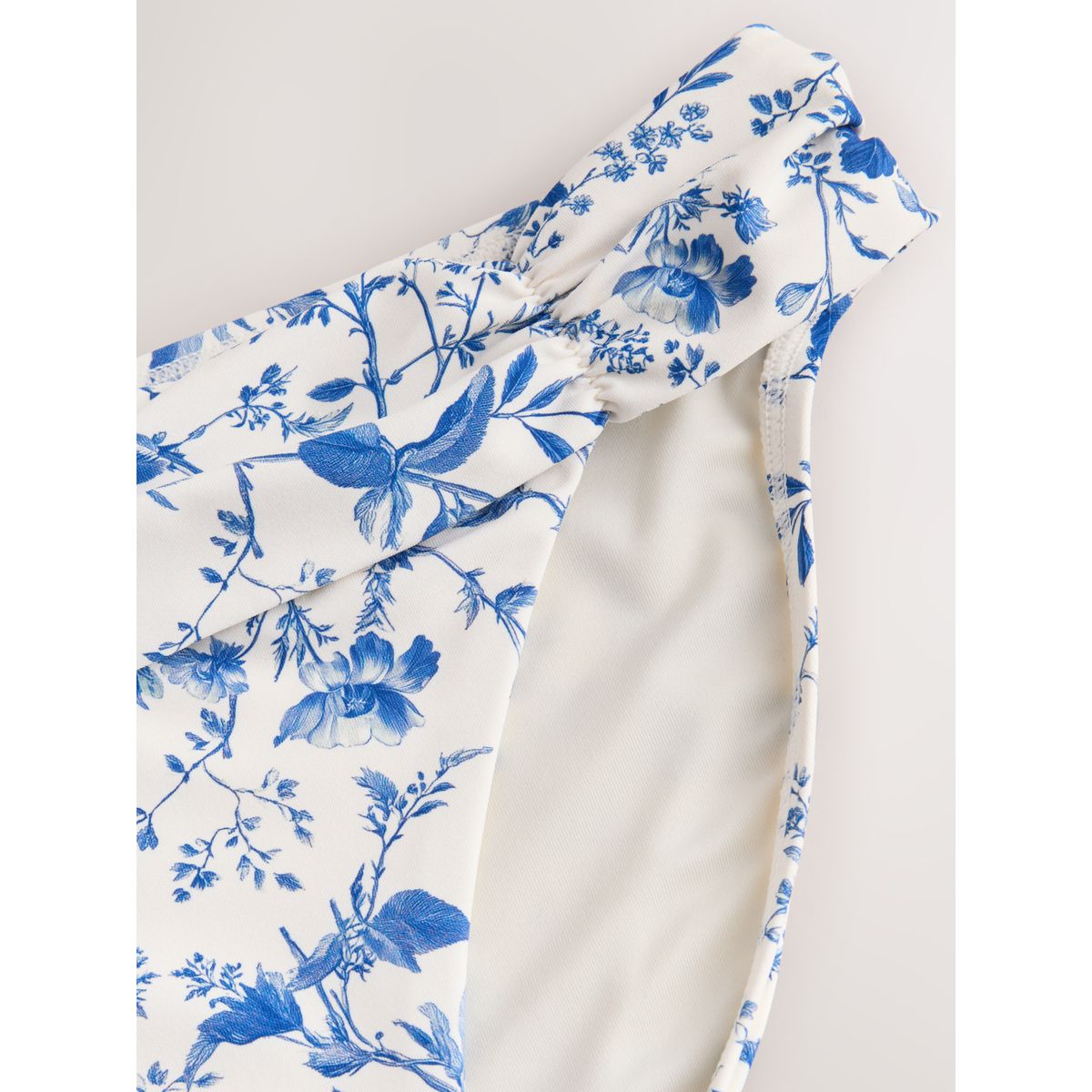 Bas de bikini échancré avec côtés froncés crème/bleu à petits motifs floraux, NEXT